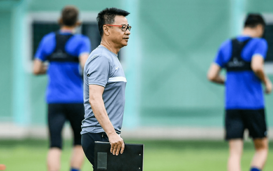 爱游戏-夏洛特黄蜂发布备战花絮，今夜单刀错失，荷甲任务艰巨，赛程密集仍需轮换(荷甲阿贾克斯今天比赛)